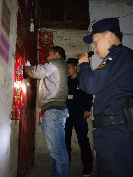 三明粗心妈妈误将幼女锁家中 民警全城寻开锁师傅开门